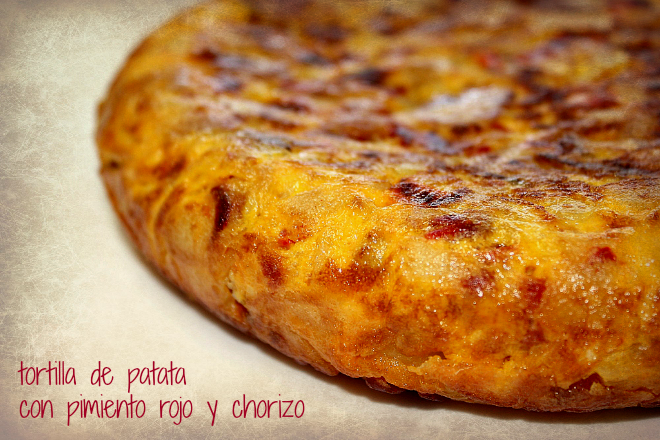 Tortilla de patata, pimiento rojo y chorizo